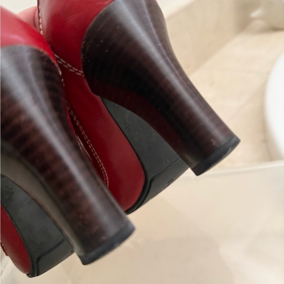 Red Bandolino heels with buckle detail - Picture 5 of 6